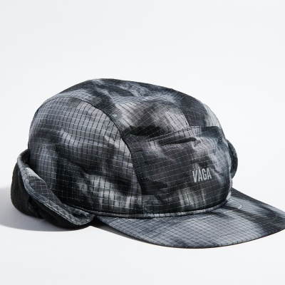 Boné preto e cinza com padrão quadriculado e texto 'VAGABOND'