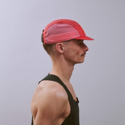 Boné vermelho com malha cor-de-rosa usado por homem com camisola preta