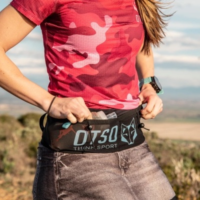 Pessoa ao ar livre usando cinto desportivo preto OTSO THINK SPORT