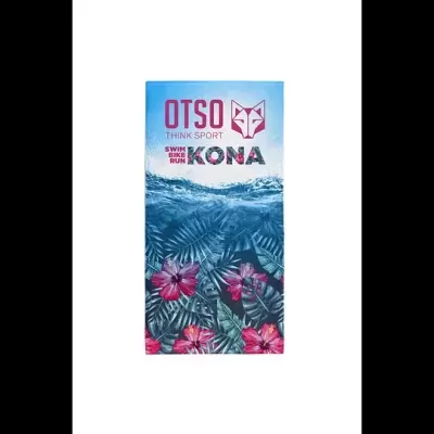 Toalha azul com design de água e folhas tropicais com flores cor-de-rosa e texto OTSO THINK SPORT SWIM BIKE RUN KONA