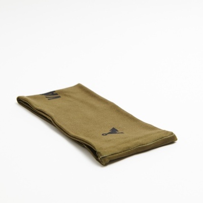 Meia verde castanha com logótipos pretos dobrada sobre fundo branco