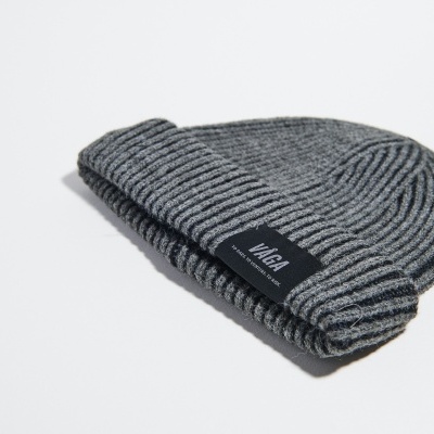 Gorro de malha cinzento com etiqueta preta