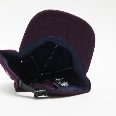 Boné roxo escuro com viseira e ajuste em fita preta