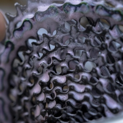 Engrenagens de bicicleta em metal com espuma de limpeza