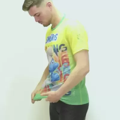 Homem com t-shirt amarela e verde dos Smurfs e calções pretos