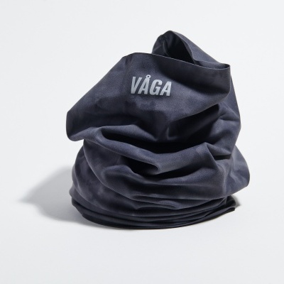 Saco cinza escuro com texto VÅGA em branco