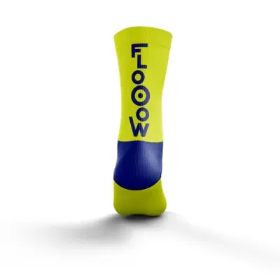 Meia desportiva amarela e azul com texto FLOOW