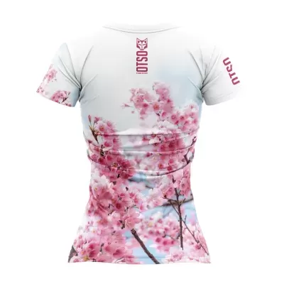 T-shirt feminina branca com estampado floral cor-de-rosa e texto 'OSLO' e 'MCM'
