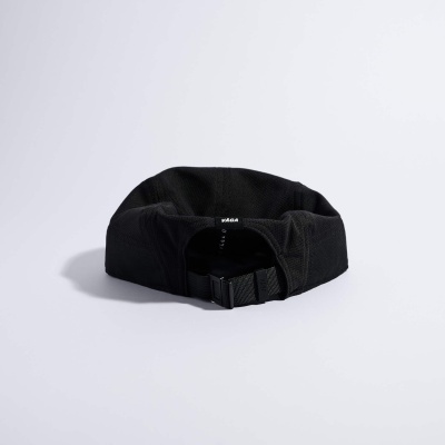 Boné preto com ajuste traseiro e etiqueta VAGA