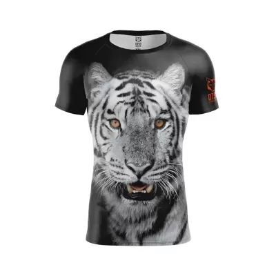 Camiseta preta com estampa frontal de tigre branco e logotipo OT5O