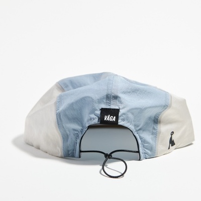 Boné com painéis azuis e bege e fecho ajustável com cordão