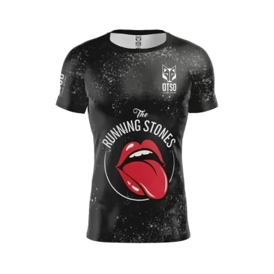 Camiseta preta com estampa da boca vermelha e texto The RUNNING STONES