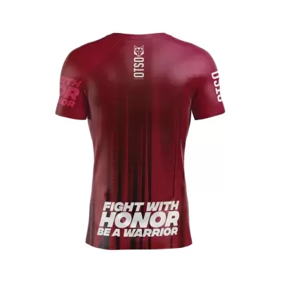 Camiseta vermelha escura com texto branco e logos OTOS