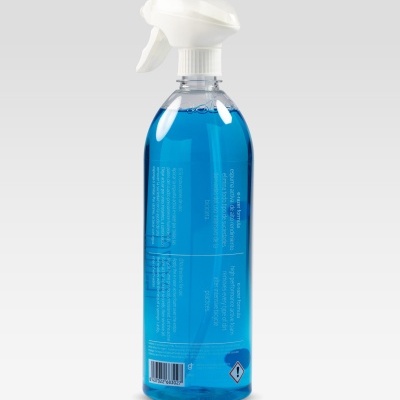 Frasco transparente com líquido azul e pulverizador branco