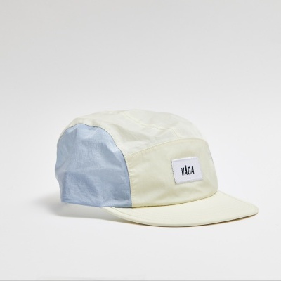 Boné bicolor creme e azul com etiqueta 'id&a'