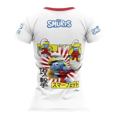 Camiseta branca com estampado dos Smurfs e texto em japonês e inglês