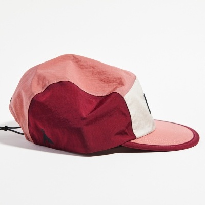 Boné desportivo vermelho e rosa em fundo branco