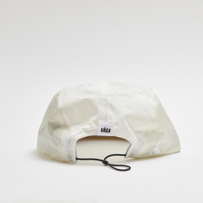 Boné branco visto de trás com etiqueta 'vilac' e cordão preto de ajuste