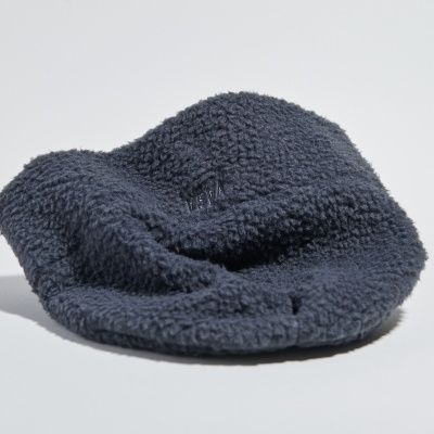 Gorro de malha azul escuro com textura felpuda