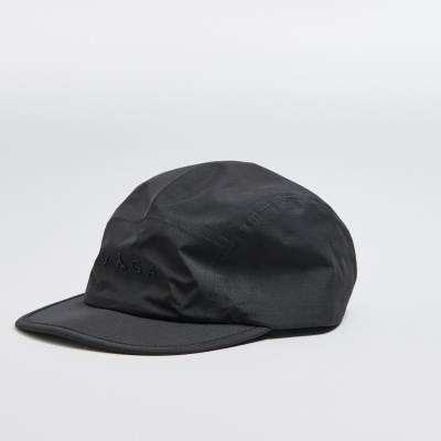 Boné preto com aba rígida e inscrição MONCLER em relevo