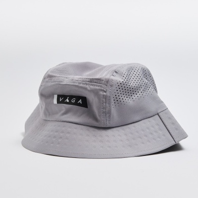Chapéu bucket cinza claro com etiqueta VAGA e ventilação perfurada