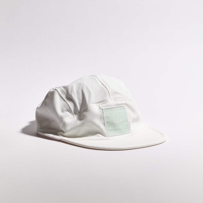 Boné branco com etiqueta verde clara VÅGA em fundo branco