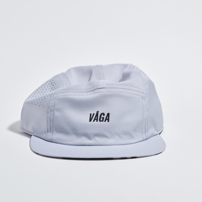 Boné desportivo branco com palavra VÁGA preta no centro