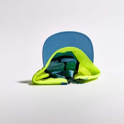 Parte interior de um chapéu desportivo azul e amarelo fluorescente