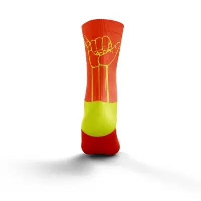 Meia desportiva laranja e amarela com padrão de mão