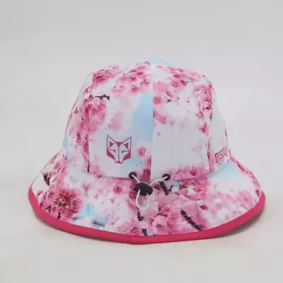 Chapéu pescador floral rosa e azul com cordão e logo de raposa