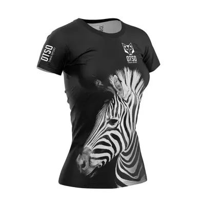 T-shirt preta feminina com estampa de zebra e logo OTSO