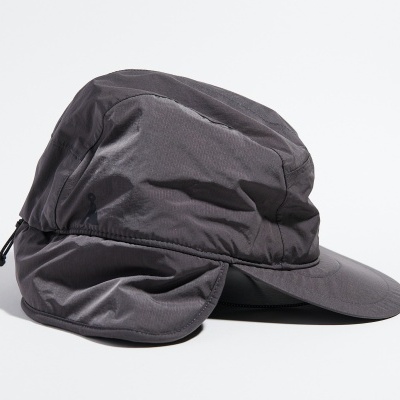 Boné cinzento escuro com aba rígida e proteção para orelhas