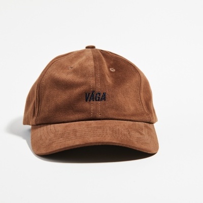 Boné castanho de veludo com palavra 'VAGA' bordada a preto