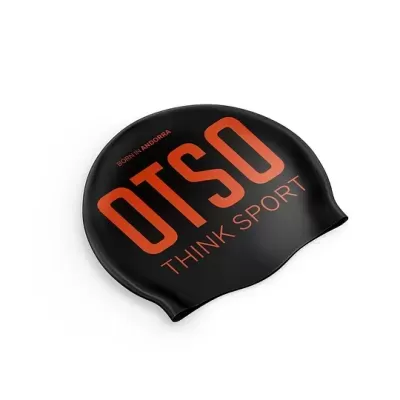 Touca de natação preta com texto laranja e branco OTSO THINK SPORT