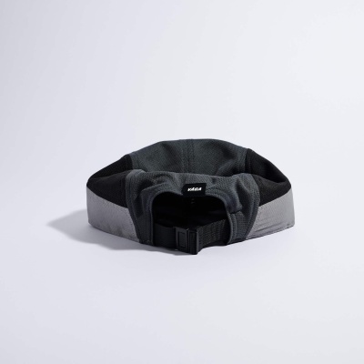 Boné cinza e preto com faixa refletora e fecho ajustável preto