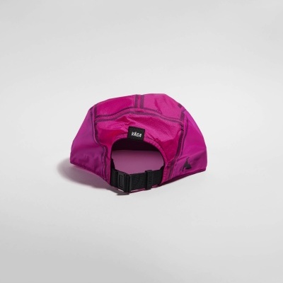 Boné desportivo cor de rosa com etiqueta VÁGA e ajuste preto.