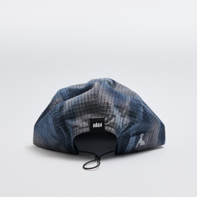 Boné azul com padrão texturizado e elástico regulador na parte de trás