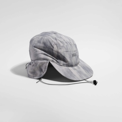 Boné cinzento com pala, proteção lateral e cordão ajustável com a palavra VAGA