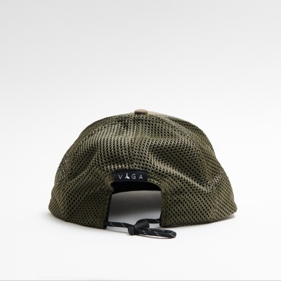 Boné verde oliva em malha com fecho ajustável e etiqueta 'VASA'