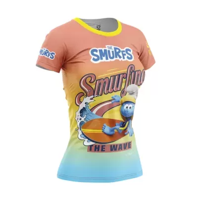 T-shirt feminina colorida com personagem Smurf a surfar e textos relacionados