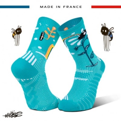 Meias desportivas azuis com padrões brancos e ilustrações abstratas e abelhas desenhadas