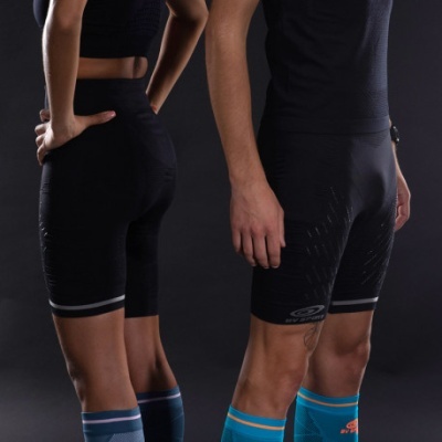 Modelos com calções desportivos pretos e meias azuis com detalhes