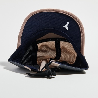 Boné desportivo azul escuro e bege com ajuste em tira preta