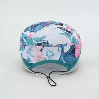 Boné floral azul, verde e rosa com logotipo de raposa e cordão preto