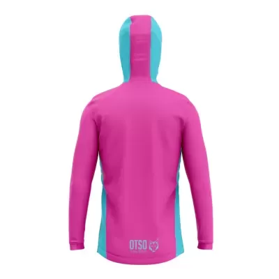 Casaco desportivo rosa e azul com capuz e texto OT50 nas costas