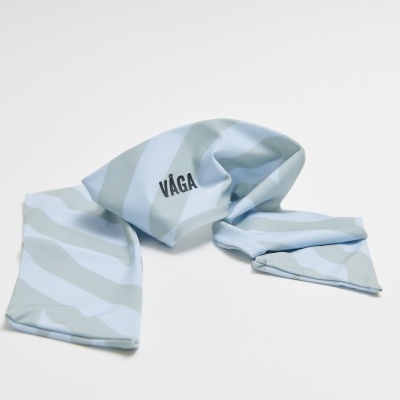 Lenço azul claro com riscas brancas e texto 'VÁGA'