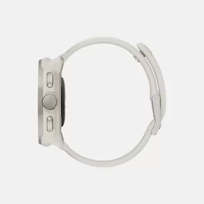 Relógio inteligente branco com bracelete de silicone visto de lado