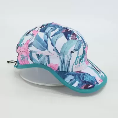 Boné desportivo estampado com folhas e aves em azul e rosa, aba verde