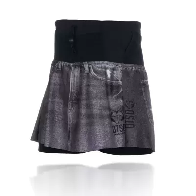 Mini saia esportiva com cintura preta alta e parte inferior cinzenta imitando jeans com estampas DTSQ