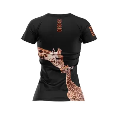 T-shirt preta com estampa de girafas e texto laranja OTSO
